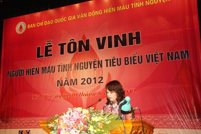 Honran a 100 donantes voluntarios de sangre más destacados en 2012